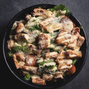 سالاد سزار با مرغ گریل
